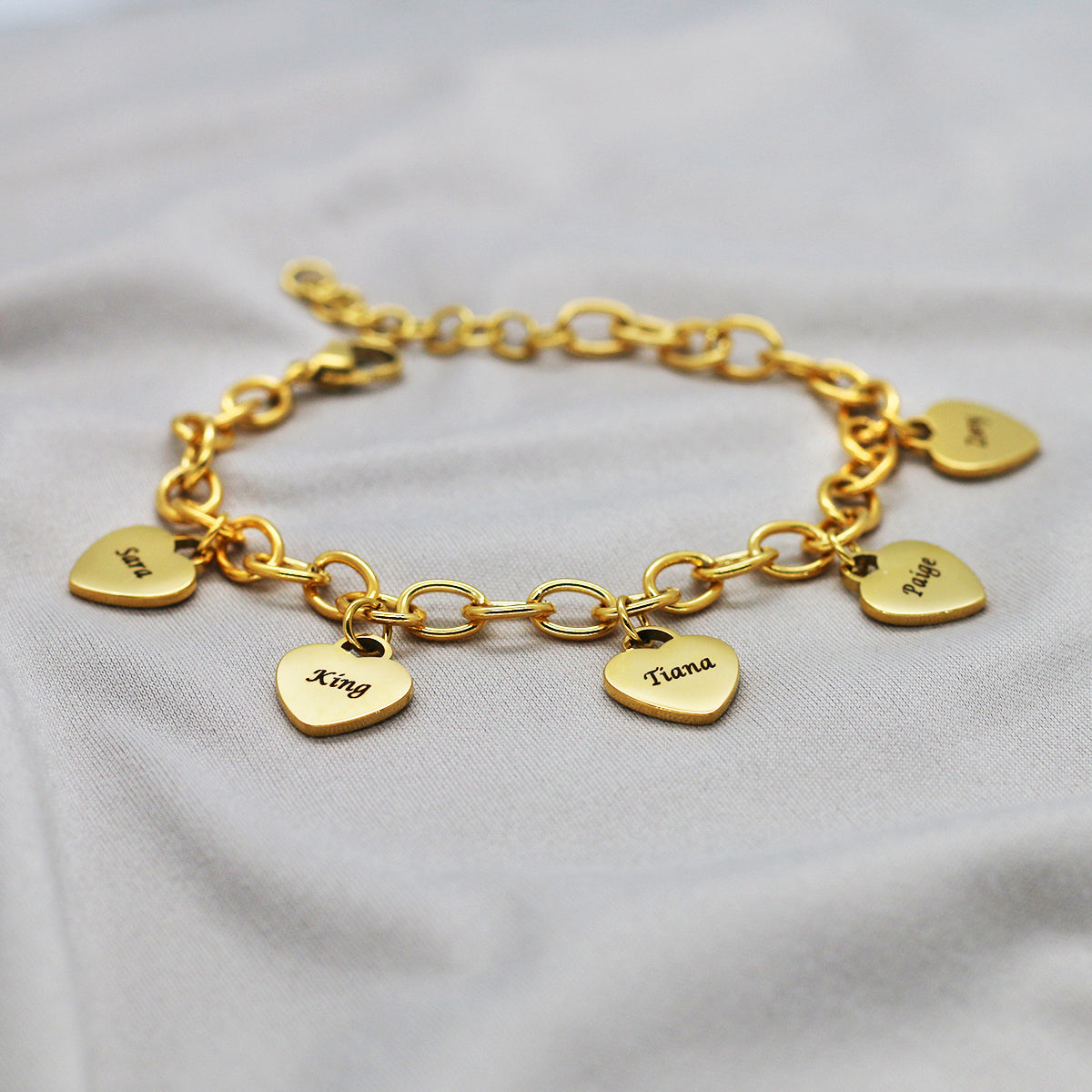 Pulseira com pingentes de coração com nomes personalizados banhados a ouro 18K 🧡