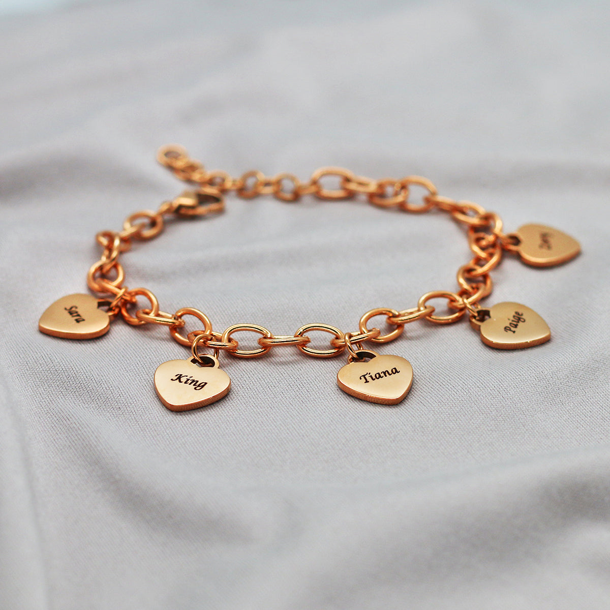 Pulseira com pingentes de coração com nomes personalizados banhados a ouro 18K 🧡