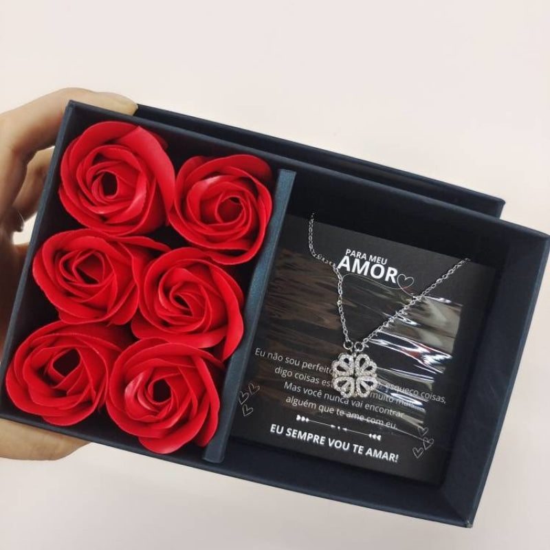 Colar Trevo de Coração + Caixa com 6 Rosas