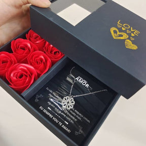 Colar Trevo de Coração + Caixa com 6 Rosas