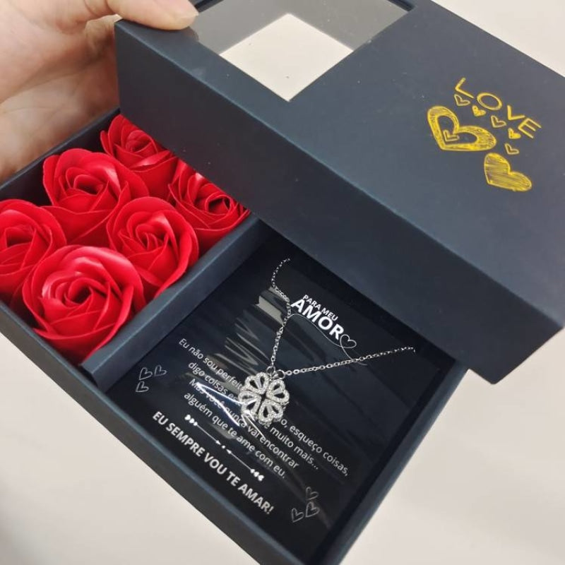 Colar Trevo de Coração + Caixa com 6 Rosas